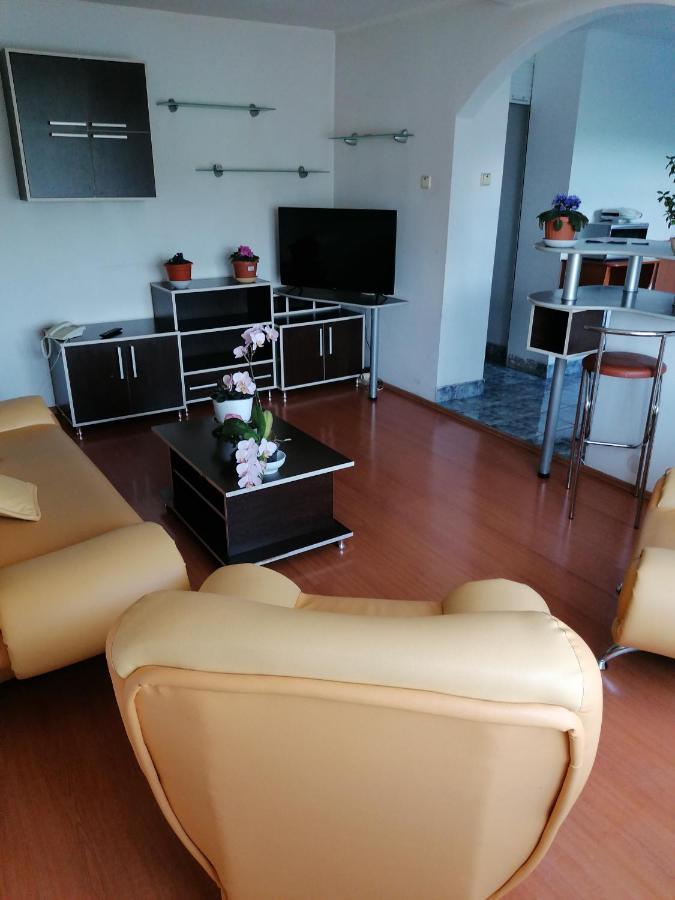 Apartament Spatios 3 Camere Curtea De Arges Curtea de Argeş Exteriör bild