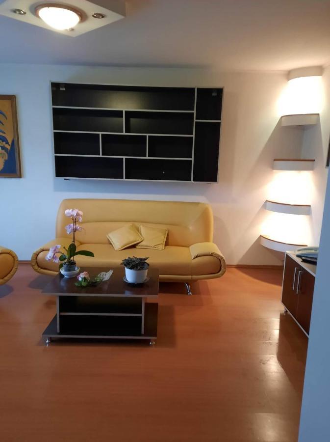 Apartament Spatios 3 Camere Curtea De Arges Curtea de Argeş Exteriör bild